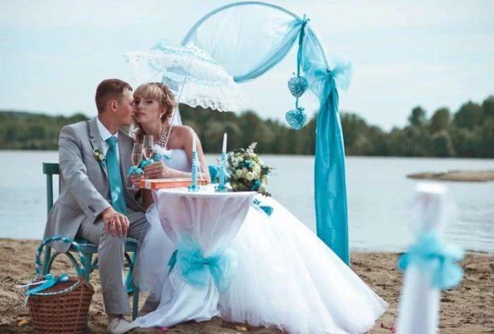 Весільна пара біля води в бірюзових тонах