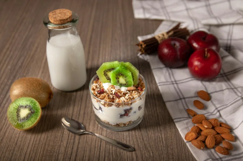 Гарячий домашній йогурт з фруктами та горіхами