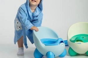 Малюк у ванній з іграшками для купання