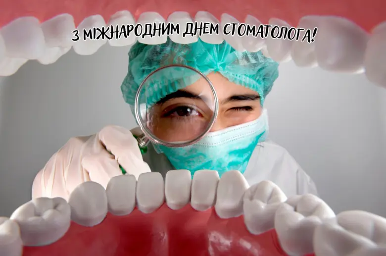 Стоматолог з лупою та зубами для свята.