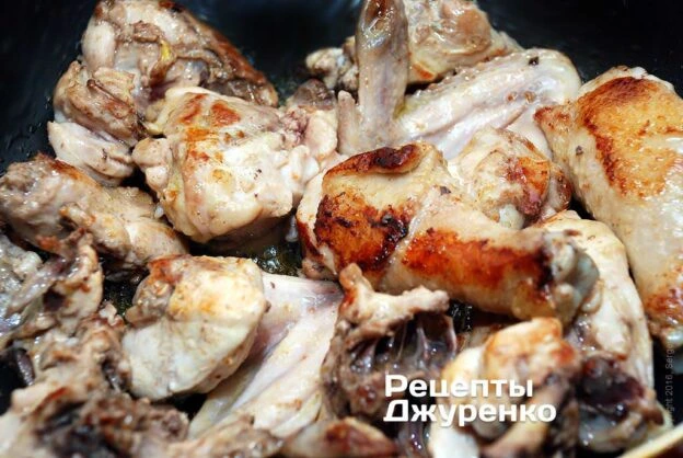 Смажена курка для чахохбілі на етапі приготування