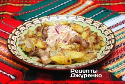 Смачна вечеря з картоплі та м'ясом на тарілці