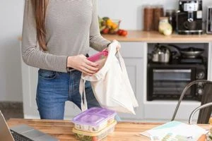 Жінка готує збалансований обід у домашньому офісі