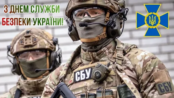 Офіцер СБУ в тактичному обладнанні на фоні цегляної стіни.