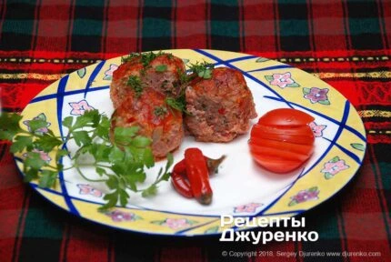 М'ясні котлети з петрушкою та червоним перцем на тарілці