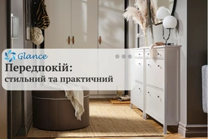 Біла шафа в передпокої для зберігання одягу