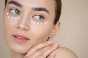 Жінка наносить пігментні плями на обличчя для домашнього догляду.